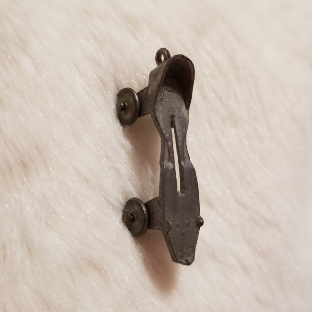 Vintage rollerskate charm - Picture 1 of 4